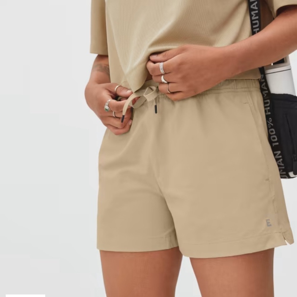 Everlane the Perform Rec short size XXS in Warm khaki NEW